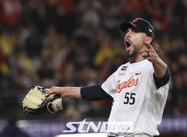 30일 대전 중구 한화생명볼파크에서 열린 2025 KBO 한국시리즈 4차전 LG 트윈스와 한화 이글스의 경기, 8회초 한화 선발 와이스가 마운드를 내려오며 포효하고 있다. /사진=뉴시스