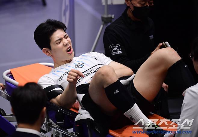 29일 수원체육관에서 열린 배구 V리그 남자부 한국전력과 현대캐피탈의 경기. 1세트 현대캐피탈 황승빈이 수비 도중 어깨 부상을 당했다. 고통스러워하고 있는 황승빈. 수원=송정헌 기자songs@sportschosun.com/2025.10.29/