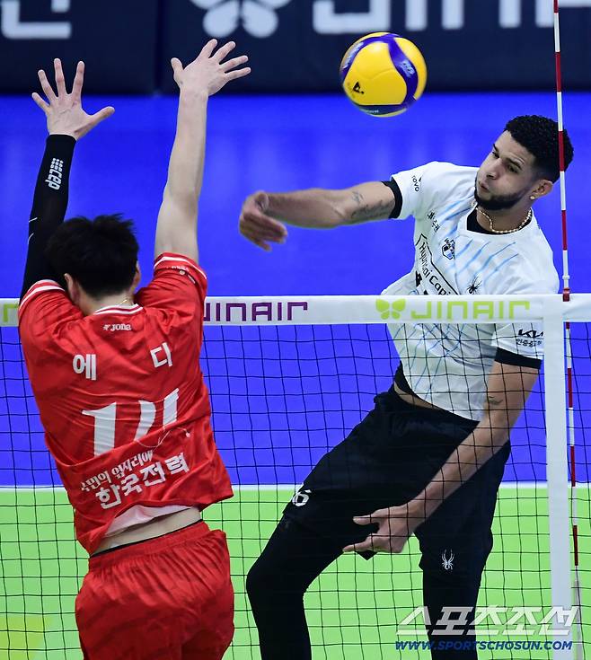 한국전력 블로킹을 앞에 두고 스파이크를 날리고 있는 레오.