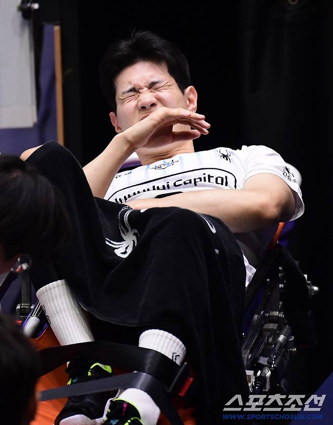 들것에 실려나가며 고통스러워하고 있는 황승빈.