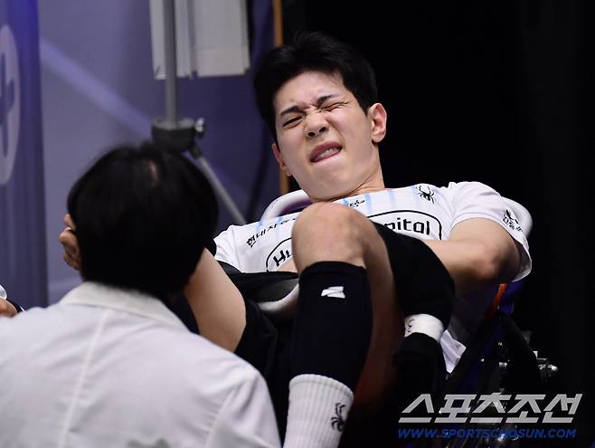 고통스러워하고 있는 황승빈.