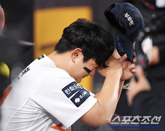 29일 대전 한화생명볼파크에서 열린 LG와 한화의 한국시리즈 3차전. 9회초 1사 1, 2루 대타 문성주를 병살타로 잡으며 승리를 지킨 김서현이 기쁨의 눈물을 흘리고 있다. 대전=정재근 기자 cjg@sportschosun.com/2025.10.29/