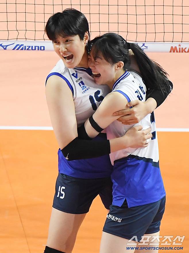 22일 인천 삼산월드체육관에서 열린 V리그 흥국생명-현대건설전. 현대건설 김희진이 공격 성공 후 김다인 세터와 포옹하고 있다. 인천=정재근 기자 cjg@sportschosun.com/2025.10.22/