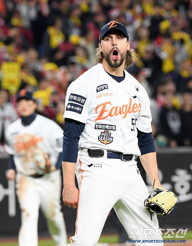 30일 대전 한화생명볼파크에서 열린 한국시리즈 4차전 한화 이글스와 LG 트윈스의 경기. 5회초 1사 1,3루 LG 박해민을 병살 처리한 한화 선발 와이스가 포효하고 있다. 대전=박재만 기자 pjm@sportschosun.com/2025.10.30/