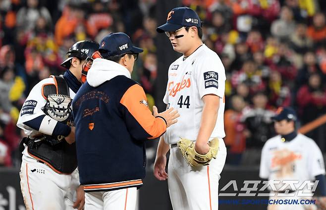 30일 대전 한화생명볼파크에서 열린 한국시리즈 4차전 한화 이글스와 LG 트윈스의 경기. 9회 마운드를 찾은 한화 양상문 코치가 마무리 김서현을 교체하고 있다. 대전=박재만 기자 pjm@sportschosun.com/2025.10.30/