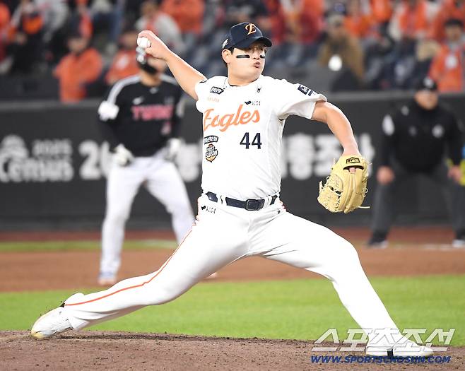 30일 대전 한화생명볼파크에서 열린 LG와 한화의 한국시리즈 4차전. 8회초 2사 1, 2루 김서현이 등판해 투구하고 있다. 대전=정재근 기자 cjg@sportschosun.com/2025.10.30/