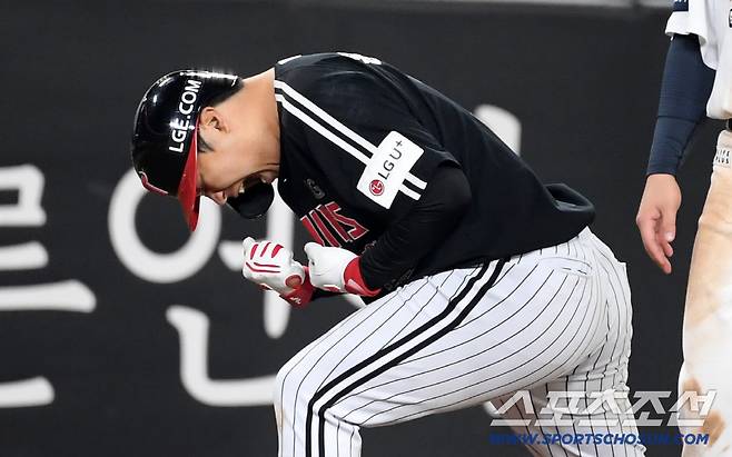 30일 대전 한화생명볼파크에서 열린 한국시리즈 4차전 한화 이글스와 LG 트윈스의 경기. 9회초 1사 1루 LG 문보경이 적시타를 날린 뒤 환호하고 있다. 대전=박재만 기자 pjm@sportschosun.com/2025.10.30/