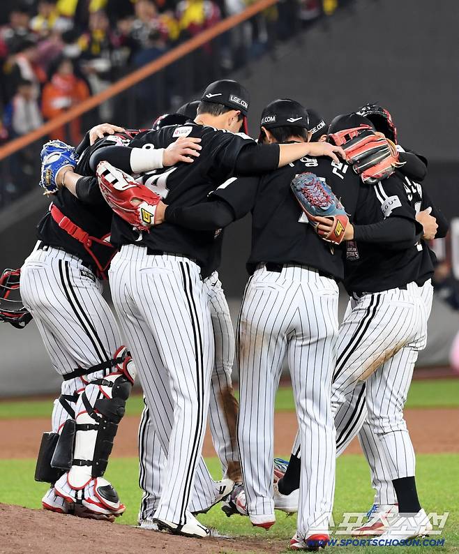 30일 대전 한화생명볼파크에서 열린 한국시리즈 4차전 한화 이글스와 LG 트윈스의 경기. 승리한 LG 선수들이 기뻐하고 있다. 대전=박재만 기자 pjm@sportschosun.com/2025.10.30/