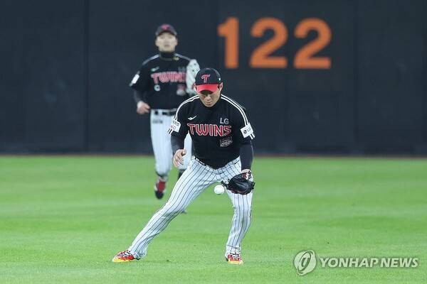 고의낙구를 하는 오지환. ⓒ연합뉴스