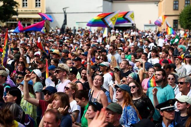 지난 8월 독일 바우첸 열린 연례 성소수자 프라이드 행진에 사람들이 참석해 있는 모습. 로이터연합뉴스