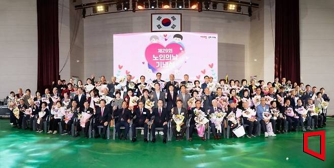 제 29회 노인의날 행사에서는 김장호 구미시장과 모범 어르신과 노인복지 발전에 기여한 노인복지기여자, 효행자 등 74명이 수상자들의 단체 사진 /김이환 기자