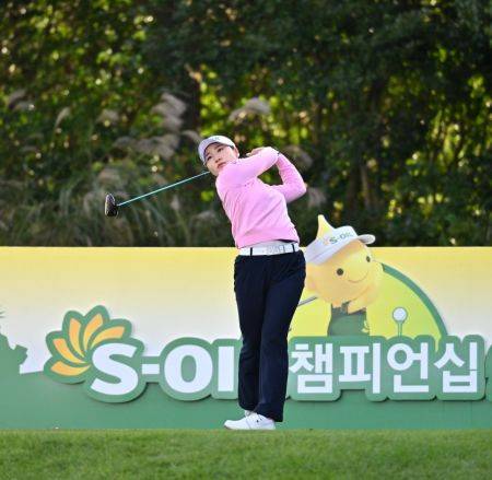 최가빈이 S-OIL 챔피언십 1라운드 10번 홀에서 티샷을 하고 있다. KLPGA 제공