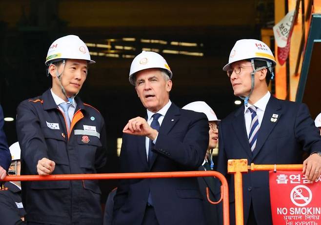 김민석 국무총리와 마크 카니 캐나다 총리가 30일 경남 거제 한화오션 거제조선소에서 조립공장을 시찰하고 있다. 왼쪽은 김동관 한화그룹 부회장. 2025.10.30 연합뉴스