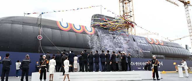 지난 22일 한화오션 거제 사업장에서 열린 장보고‑Ⅲ Batch‑Ⅱ 1번함 장영실함 진수식에서 주요 내빈들이 안전항해를 기원하며 진수를 축하하고 있다. /해군 제공