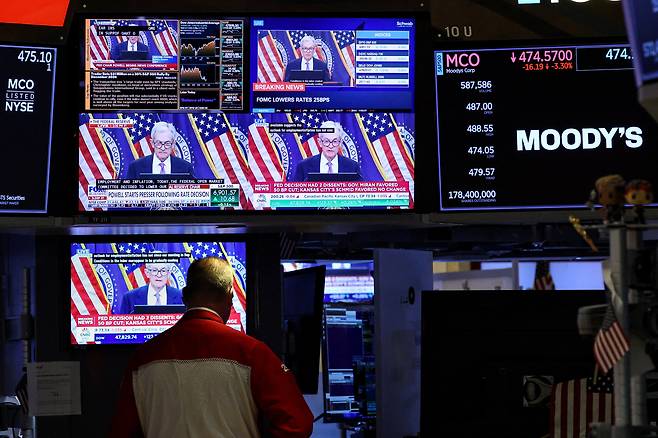 29일 미국 뉴욕시 뉴욕증권거래소(NYSE)에서 제롬 파월 미국 연방준비제도(Fed) 의장이 기준금리 인하를 발표한 후 기자회견을 중계하고 있다. /연합뉴스