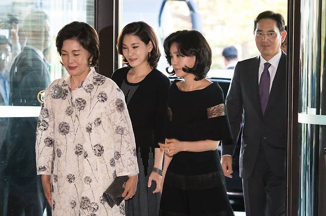 2015년 6월 1일 서울 장충동 신라호텔에서 열린 제25회 호암상 수상자 축하 만찬에 이재용 삼성전자 회장(오른쪽부터), 이부진 호텔신라 사장, 이서현 제일모직 사장(현 삼성물산 사장), 홍라희 여사가 참석하고 있다. /뉴스1