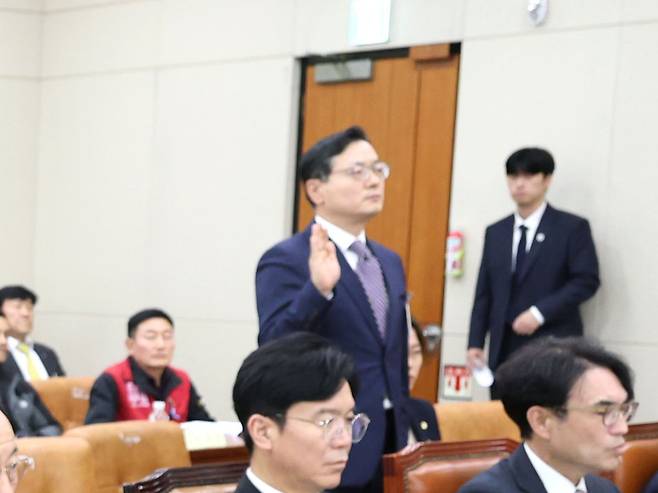 30일 국회 기후에너지환경노동위원회에서 열린 종합감사에서 강인석 이마트 지원본부장 겸 노사협력담당이 선서를 하고 있다. /연합뉴스