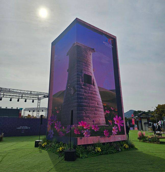 경주 예술의전당 'K-웨이브 플레이그라운드'에 자리한 미디어타워.ⓒ데일리안 백서원 기자