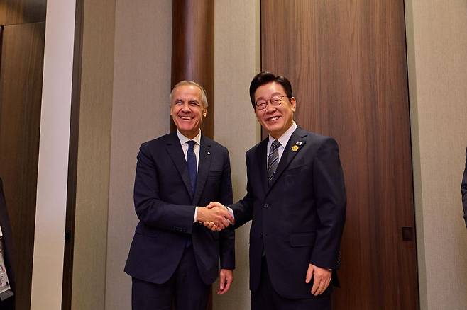 이재명 대통령과 마크 카니 캐나다 총리가 30일 경북 경주시 한 호텔에서 한-캐나다 정상회담에 앞서 기념촬영을 하고 있다. (사진=대통령실 제공) 2025.10.30. 뉴시스