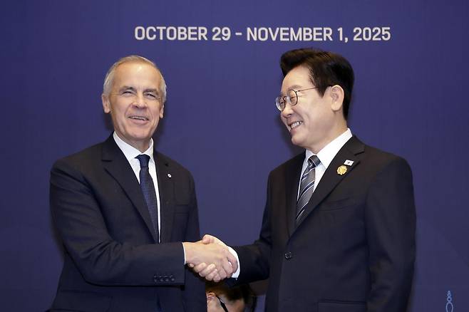 이재명 대통령과 마크 카니 캐나다 총리가 30일 경북 경주시 한 호텔에서 한-캐나다 정상회담 기념촬영을 하고 있다. 2025.10.30. 뉴시스