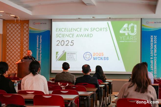 이안 롤로(Ian Rollo) GSSI 수석 사이언티스트, 2025 WCKSS GSSI 심포지엄 발표 모습