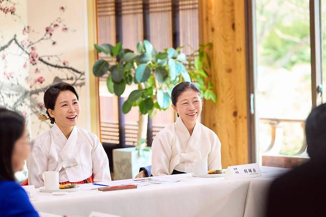 김혜경 여사가 30일 경북 국립경주박물관 내 수묵당에서 한복디자이너 차담회를 하고 있다. (대통령실 제공) 뉴스1