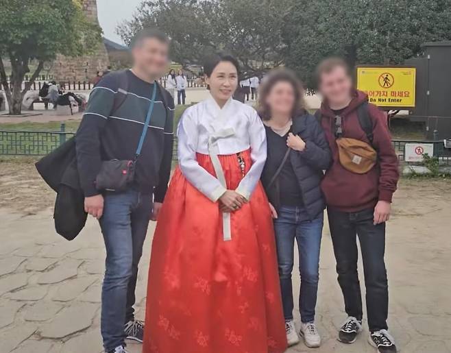 김혜경 여사가 30일 한복 차림으로 경북 경주 대릉원과 첨성대를 잇는 거리를 도보로 이동하며 관광객들 및 경주 시민들과 만나 인사를 나누고 사진 촬영을 했다. 채널A