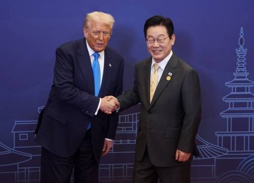 이재명 대통령이 29일 경북 경주 힐튼호텔 그랜드볼룸에서 열린 대통령 주최 정상 특별만찬에 앞서 도널드 트럼프 미국 대통령을 영접하고 있다. 연합뉴스