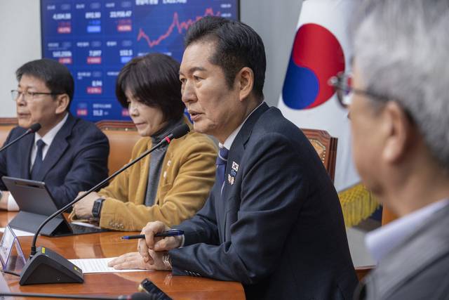 정청래 더불어민주당 대표가 30일 국회에서 12.29 여객기참사 유가족협의회를 만나 인사말을 하고 있다. [연합뉴스]