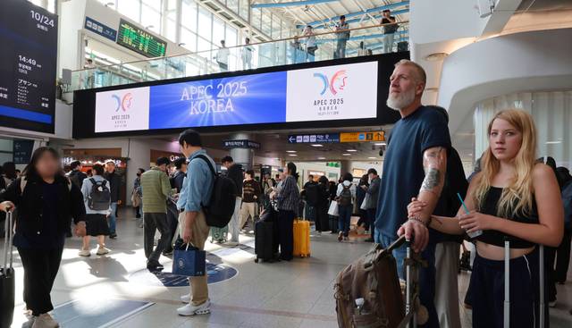 2025 아시아태평양경제협력체(APEC) 정상회의 개막을 일주일 앞둔 24일 서울역 대합실 전광판에 APEC 홍보영상이 표시되고 있다.  [연합뉴스]