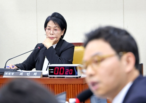 30일 국회 과학기술정보방송통신위원회에서 열린 종합감사에서 최민희 위원장이 국민의힘 박정훈 의원의 사퇴 요구 발언을 듣고 있다.   [연합뉴스]