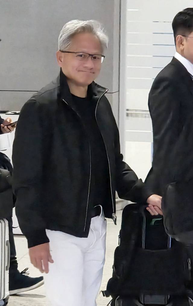 젠슨 황 엔비디아 최고경영자(CEO)가 30일 인천국제공항을 통해 입국하고 있다. 연합뉴스.