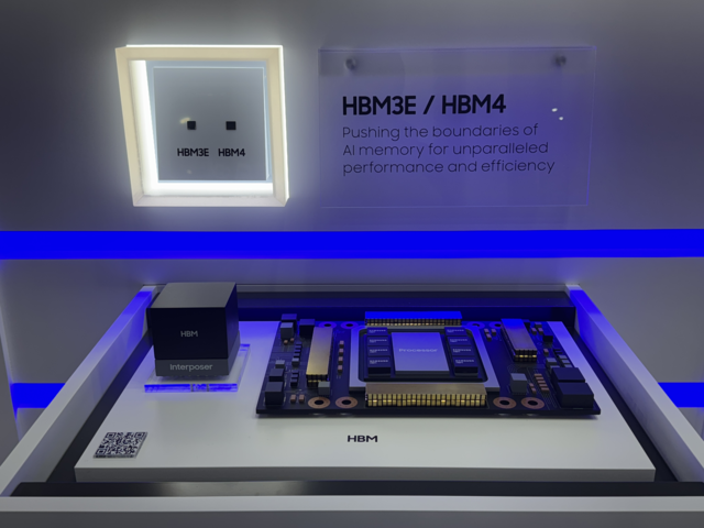 삼성전자가 지난 22일 서울 삼성동 코엑스에서 열린 국내 최대 규모 반도체 전시회 ‘SEDEX 2025’에서 전시한 HBM4 실물.
