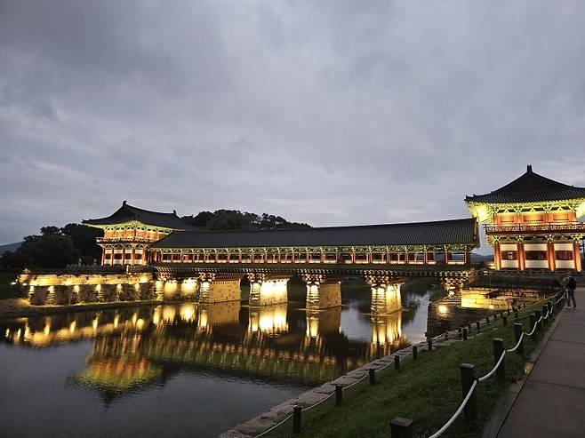 ‘APEC 2025 KOREA 한복패션쇼’가 열리는 경주 월정교 수상 특설무대 풍경 /사진=뉴스1