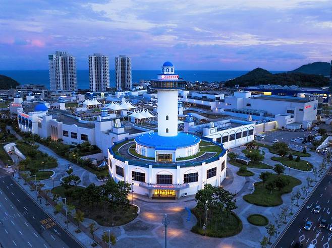 롯데몰 동부산점이 31일부터 다음달 9일까지 하반기 최대 규모 세일 행사 '서프라이스 위크'를 진행한다. 롯데몰 동부산점 야경. 롯데몰 동부산점 제공