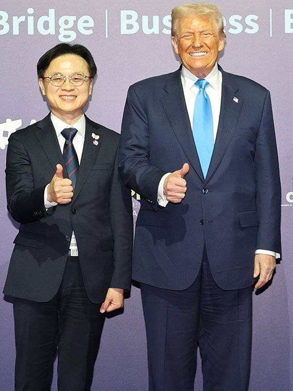 도널드 트럼프 미국 대통령(오른쪽)이 지난 29일 경북 경주예술의전당에서 열린 아시아태평양경제협력체(APEC) 최고경영자(CEO) 서밋에서 김정관 산업통상부 장관과 기념촬영을 하고 있다. 연합뉴스