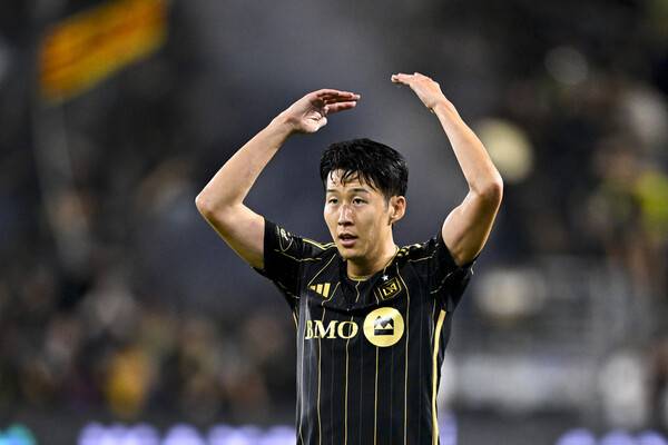 LAFC의 손흥민이 30일(한국시각) 열린 2025 메이저리그사커(MLS)컵 플레이오프 서부 콘퍼런스 1라운드 1차전 오스틴FC와 경기에서 홈 관중의 응원을 독려하고 있다. 로스앤젤레스/이매진이미지스 연합뉴스