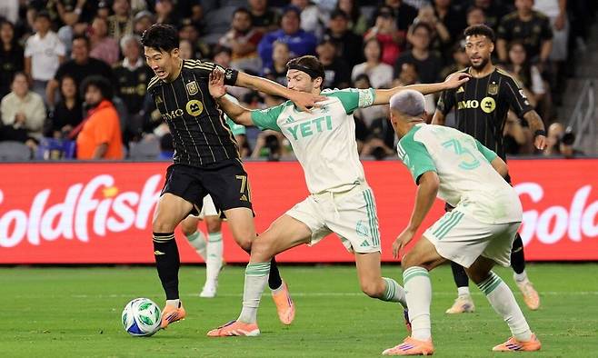 LAFC의 손흥민이 30일(한국시각) 열린 2025 메이저리그사커(MLS)컵 플레이오프 서부 콘퍼런스 1라운드 1차전 오스틴FC와 경기에서 돌파하고 있다. 로스앤젤레스/AFP 연합뉴스
