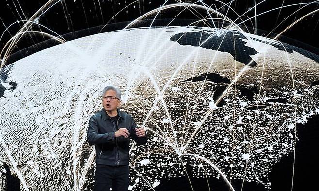 젠슨 황 엔비디아(NVIDIA) 최고경영자가 28일(현지시각) 미국 워싱턴디시 워싱턴컨벤션센터에서 인공지능 기반 시설 및 인공지능 도입 공장들이 어떻게 새로운 산업혁명을 주도하고 있는지에 대해 설명하고 있다. AP연합뉴스