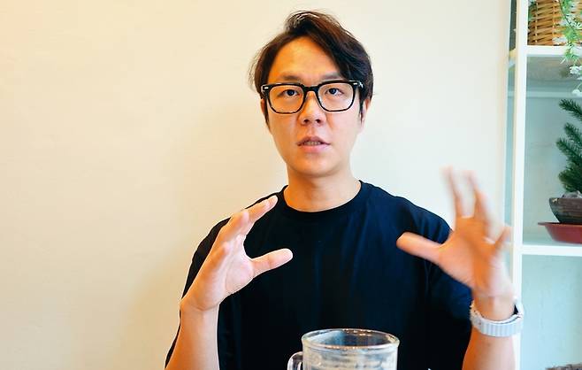 넷플릭스 드라마 ‘중증외상센터’의 원작 ‘중증외상센터: 골든아워’를 쓴 이낙준 작가가 서울&과 인터뷰하고 있다.