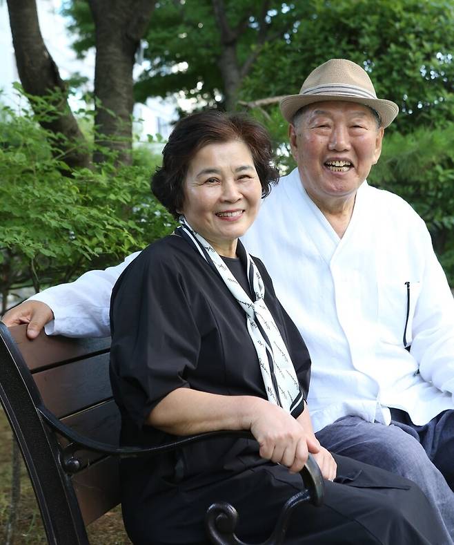 최근 첫 소설집 ‘오르페우스는 죽지 않았다’를 출간한 김준태 시인(오른쪽)과 삽화를 그린 아내 이명숙씨.  김준태 시인 제공