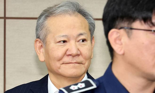 12·3 비상계엄 관련 언론사 단전·단수를 지시한 혐의로 구속기소 된 이상민 전 행정안전부 장관이 지난 17일 오전 서울 서초구 서울중앙지방법원에서 열린 첫 공판에 출석하고 있다. 2025.10.17. 사진공동취재단 한겨레 김태형