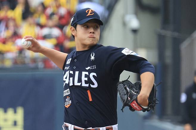 2025 KBO리그 한국시리즈 5차전 한화 이글스 선발로 나서는 문동주. 연합뉴스