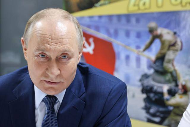 29일 우크라이나 전쟁 참전 부상 군인들을 격려하기 위해 만드리카 중앙 군사 종합병원을 방문한 블라디미르 푸틴 러시아 대통령. 푸틴 대통령은 이날 핵추진 어뢰 '포세이돈' 실험 발사에 성공했다고 밝혔다. 타스 연합뉴스