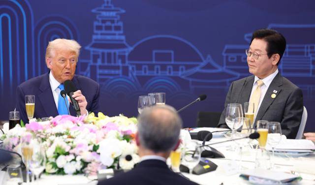이재명(오른쪽) 대통령이 29일 경북 경주 힐튼호텔 그랜드볼룸에서 열린 아시아태평양경제협력체(APEC) 정상회의 특별만찬 도중 도널드 트럼프(왼쪽) 미국 대통령의 축사를 듣고 있다. 경주=연합뉴스