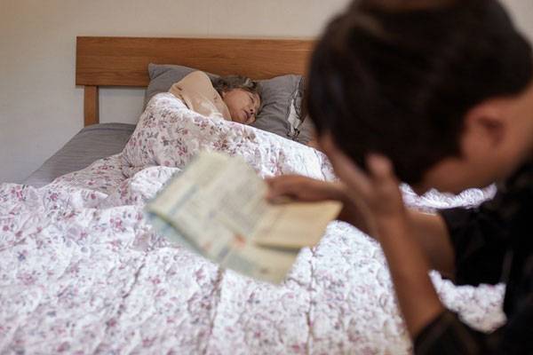 민간 간병보험 시장도 빠르게 확대되고 있지만, 실제 간병 현장에서는 이 보험이 부담을 덜어주지 못한다는 지적이 커지고 있다.​/사진=게티이미지뱅크