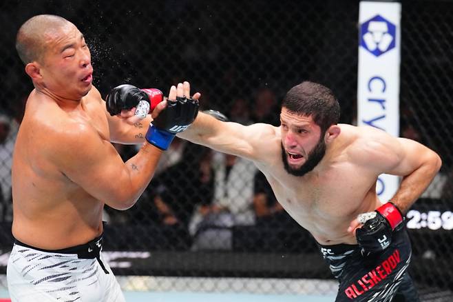 박준용(왼쪽)이 이크람 알리스케로프에게 패배했다. 사진=UFC