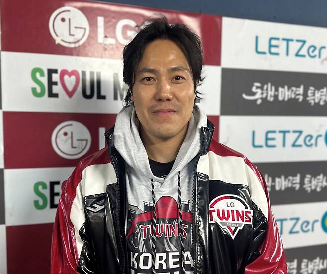 LG 김진성이 지난 27일 서울 잠실구장에서 열린 한화와의 한국시리즈 2차전 승리 투수가 된 뒤 환하게 웃고 있다. 잠실=이형석 기자&nbsp;