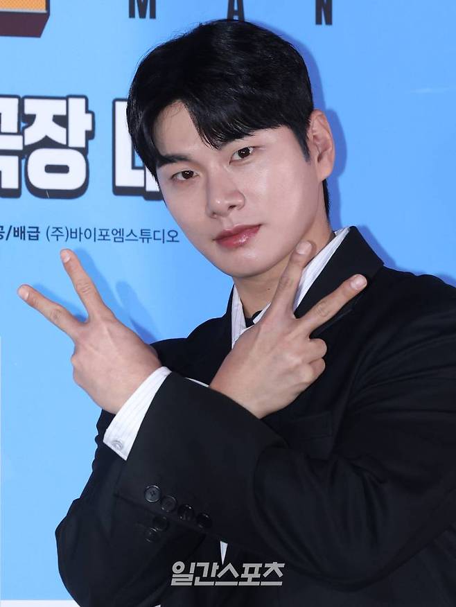 배우 이이경이 15일 오후 서울 용산구 용산CGV아이파크몰에서 열린 영화 '히트맨2' 언론배급시사회 및 기자간담회에 참석해 포즈를 취하고 있다. '히트맨2'는 대히트 흥행 작가에서 순식간에 ‘뇌절작가’로 전락한 ‘준’이 야심 차게 선보인 신작 웹툰을 모방한 테러가 발생하고, 하루아침에 범인으로 몰리면서 벌어지는 코믹 액션 영화이다. 22일 개봉. 서병수 기자 qudtn@edaily.co.kr /2025.01.15/