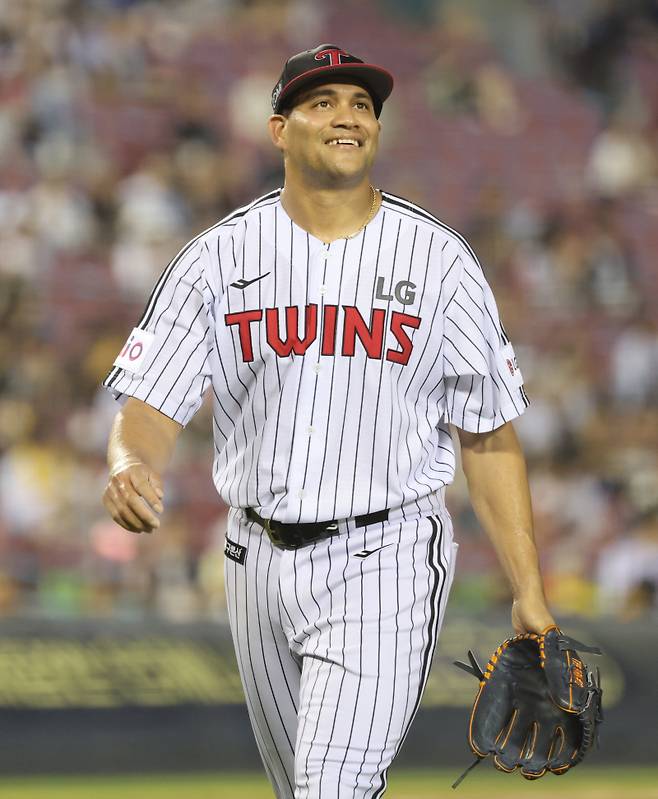 29일 오후 잠실야구장에서 열린 2025 프로야구 KT와 LG 경기. LG 선발 치리노스가 5회 KT 공격을 막고 들어오며 미소 짓고 있다. 잠실=정시종 기자 capa@edaily.co.kr /2025.07.29.